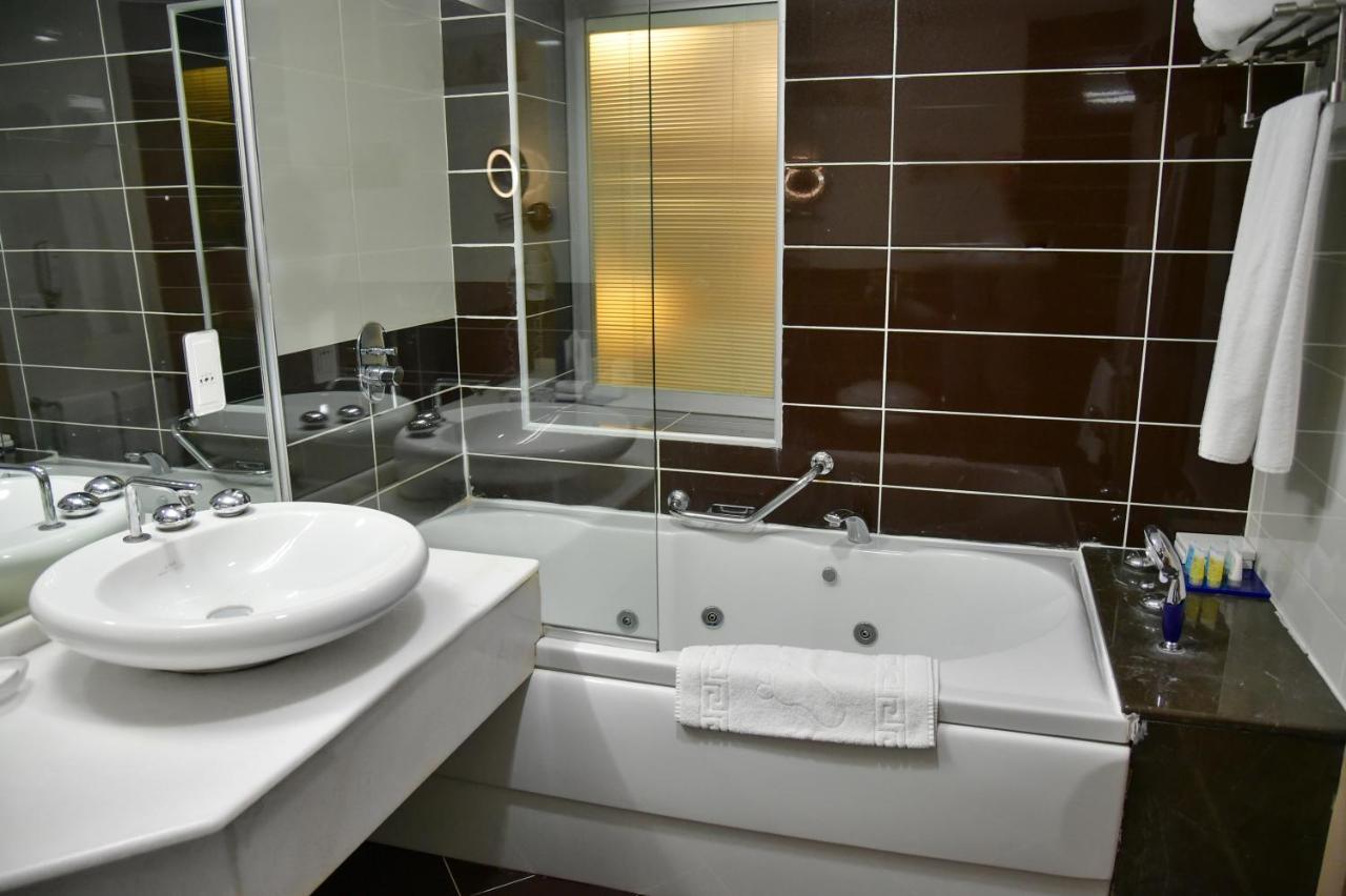 Titanic Hotel & Spa Sulaymaniyah Extérieur photo Bathroom with shower door