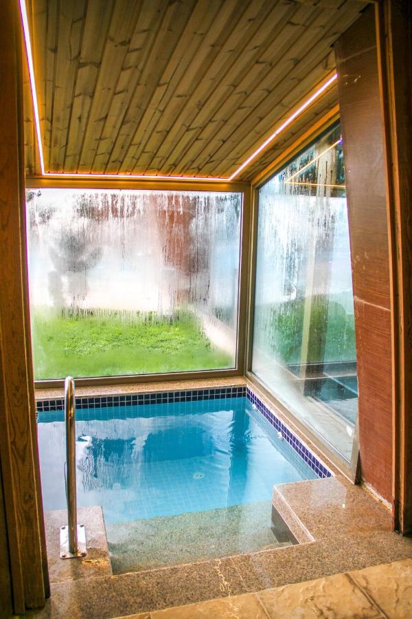 Titanic Hotel & Spa Sulaymaniyah Extérieur photo A view of the indoor pool at the hotel